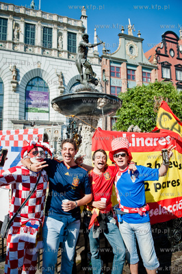 Gdansk. Ulica Dluga. Chorwaccy kibice na ulicach Glownego...