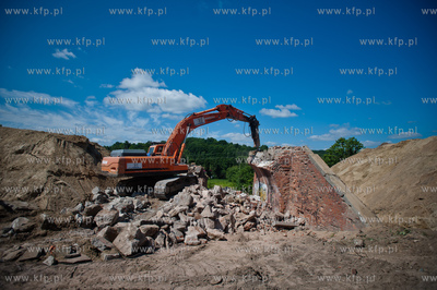 Gdansk. Wyburzanie wiaduktu przy ul. Ogrodowej, ktory...