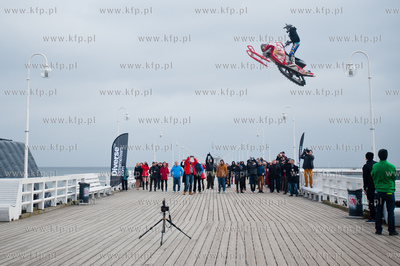Sopot. Skok norwega Stiana Pedersena na skuterze snieznym...