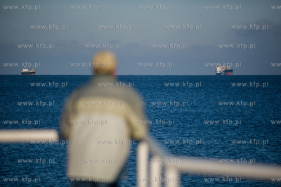 Gdansk. Mrozne, sloneczne, sobotnie popoludnie na plazy...