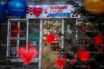 Gdansk. Walentynkowe dekoracje Palacu Mlodziezy, przygotowane...