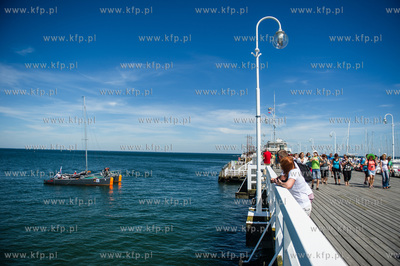 Upalny, bardzo sloneczny, sobotni dzien na plazy i...