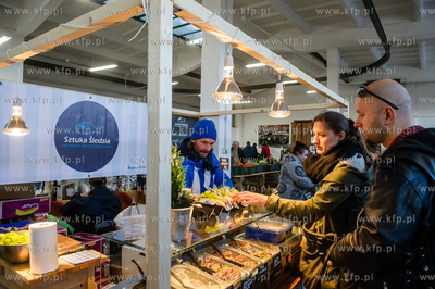 Gdansk. Hala postoczniowa przy ul. Doki 1. BioBazar...