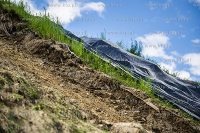Gdańsk. Uszkodzony przez silne opady deszczu nasyp...