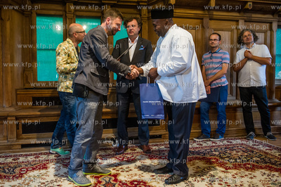 Ratusz Staromiejski w Gdansku. Uroczystosc wreczenia...