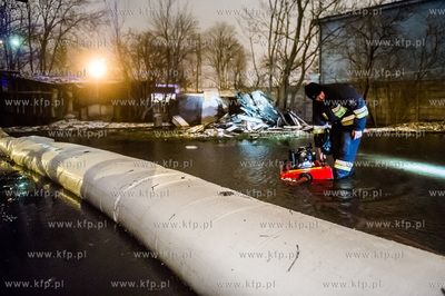 Gdańsk. Prowadzona przez strażaków akcja stawiania...