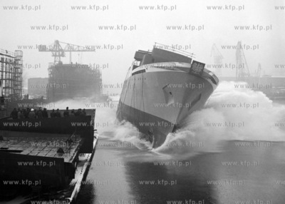 Wodowanie mt Libra w Zakladzie Budowy Trawlerow Stoczni...