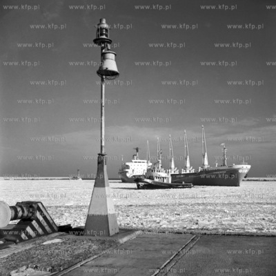 Baseny portu gdynskiego skute lodem. 
06.02.1972
luty72_z.kosycarz_p7
Fot....