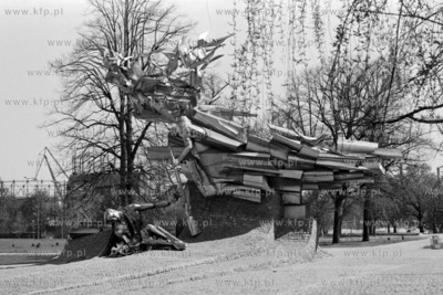Pomnik Obrońców Poczty Gdańskiej w Gdańsku. 21.05.1980
6maj80_z.kosycarz_p54
Fot....