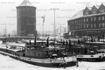 Zimowy postój barek zacumowanych na kanale Szafarnia...