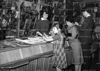 Kolejka przed ladą księgarni w Gdańsku. (Lata 60).
1963
0005940z_gdynia
Fot....