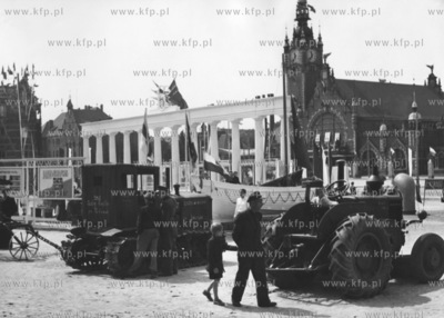 Wojewodzka wystawa sprzetu rolniczego na Podwalu Grodzkim...