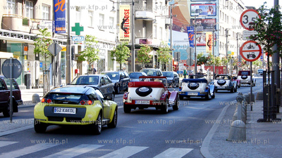 Gdynia ul. Swietojanska. Przejazd kolumny starych samochodow...