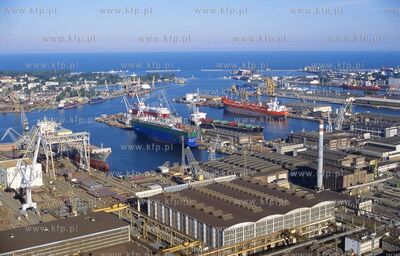Stocznia Gdynia SA z lotu ptaka. W glebi kanal portu,...