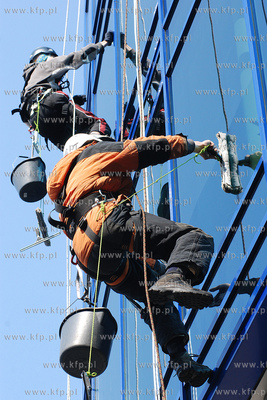 Wiosenne porzadki w Gdyni. Wysokosciowcy myja okna...