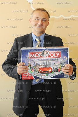 Gdynia znalazla sie na planszy gry MONOPOLY. Nz. Wojciech...