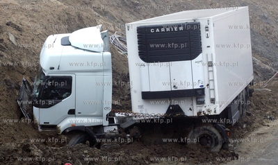 Szczecin - przed 7 rano kierowca tira z niewiadomych...