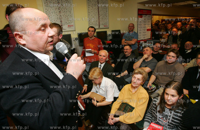 Szczecin. Spotkanie z Wiktorem Suworowem w Empiku.
10.03.2009
fot....