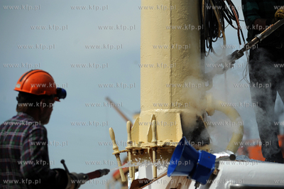 Gdansk. Stocznia Remontowa. Naprawa polamanych masztow...