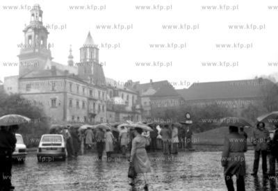 Delegacja Solidarnosci udeje sie na msze do katedry...
