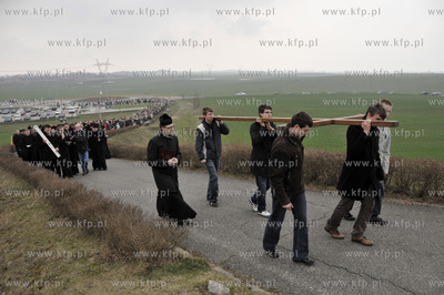 Droga krzyzowa na Gorze Jana Pawla II w Pelplinie pod...