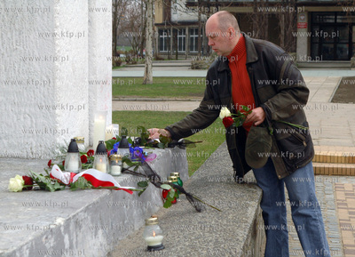 Zaloba narodowa po katastrofie prezydenckiego samolotu...