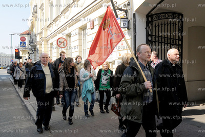 Warszawa. Trwa zaloba narodowa po katastrofie prezydenckiego...