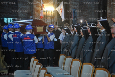 Poczatek uroczystosci pogrzebowych Pralata Henryka...