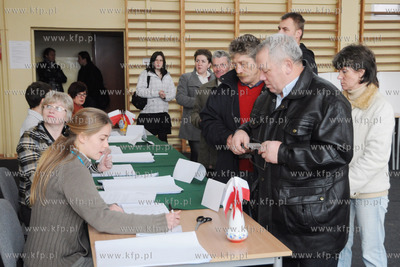 Gdynianie glosowali w Komisji Obwodowej nr 48 w Szkole...