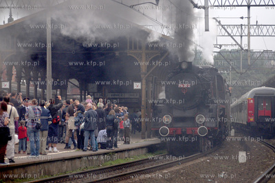Pociag "Heweliusz", prowadzony przez parowoz z wolsztynskiej...