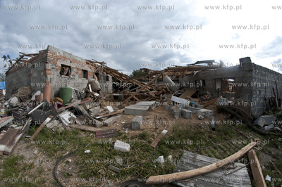 W wyniku trąby powietrznej, która przeszła nad ...