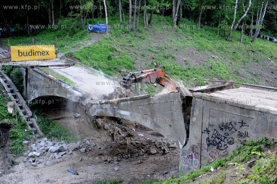 Wyburzanie Mostku Weisera Dawidka na gdanskiej Strzyzy....