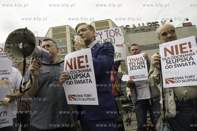 Protest mieszkancow Słupska przed dworcem PKP w sprawie...