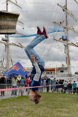 25 metrow nad pokladem Daru Mlodziezy zacumowanym przy...