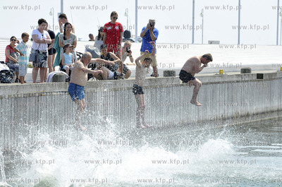 Sopot. Molo. Charytatywny skok do wody dla Lenki i...