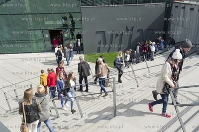 Tlumy przed Muzeum II Wojny Swiatowej w Gdansku. 
08.04.2017...