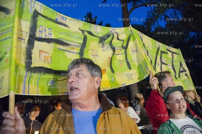 Jurata. Protest 3XNIE przy wjezdzie do letniej rezydencji...