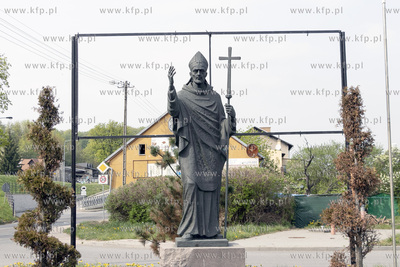 Pomnik Św. Wojciecha, pierwotnie usytuowany na zieleńcu...