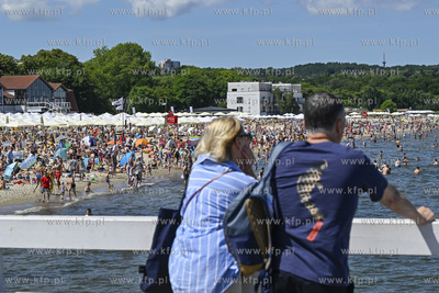 Sopot. Tlumy turystow w Sopocie. Nz. plaza.  08.07.2023...