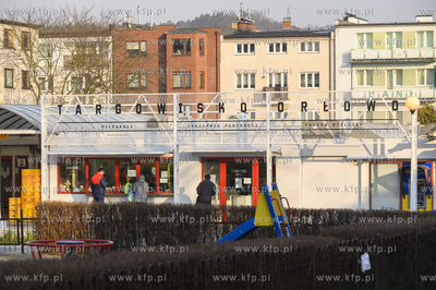 Gdynia Orłowo. Targowisko orłowskie. Kolejka po pieczywo....