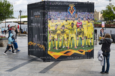 Kibice Manchester United i Villarreal CF spacerujący...