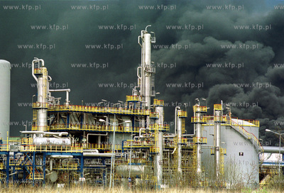 Pozar jednego ze zbiornikow Rafinerii Gdanskiej.3.05.2003fot....