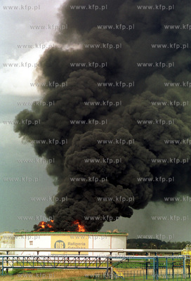Pozar jednego ze zbiornikow Rafinerii Gdanskiej.3.05.2003fot....
