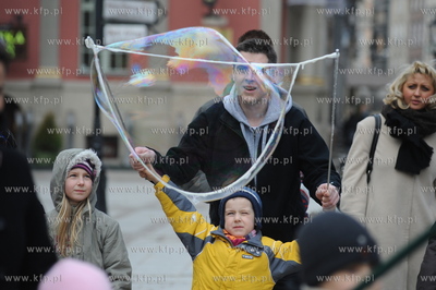 Festiwal baniek mydlanych w Gdansku na Dlugim Targu....