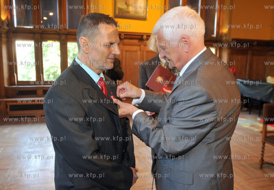 Profesor Jerzy Samp otrzymal medal Gloria Artis z rak...