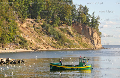 Gdynia, Orlowo. Kuter rybacki ORL-10 wraca z porannego...