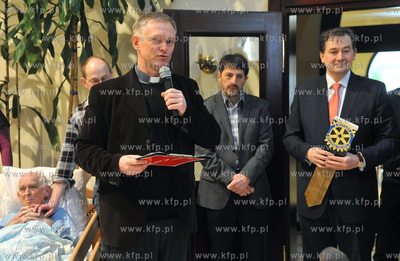 Przekazanie samochodu minbusa marki Renault dla Hospicjum...