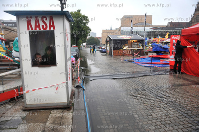 Gdansk. Na Targu Weglowym ustawiono male wesole miasteczko,...