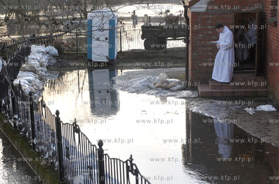 Wezbrane wody rzeki Radunia spowodowaly podtopienia...