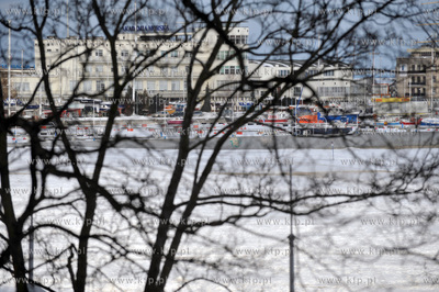 Gdynia zima. Widok na zamarznieta Zatoke Gdanska od...